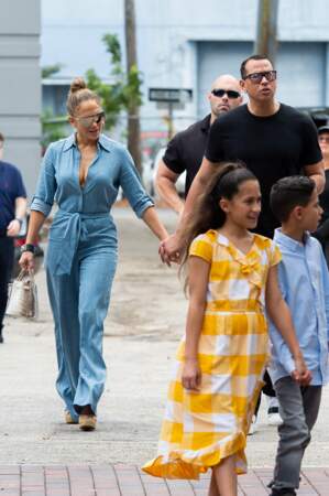 Jennifer Lopez avec Alex Rodriguez, les enfants et un sac Hermès en croco, à Miami, le 20 avril 2019.