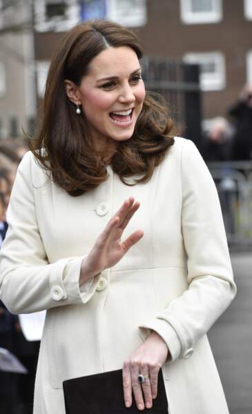 Kate Middleton, les cheveux lâchés et le teint glowy ne quitte jamais son manteau en public