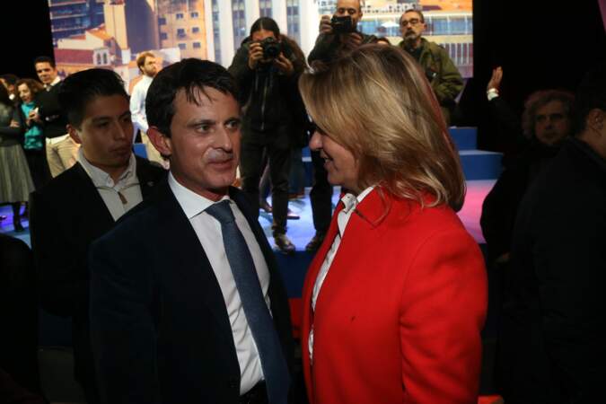 Manuel Valls, en meeting à Barcelone, soutenu par sa compagne Susana Gallardo, le 13 décembre 201