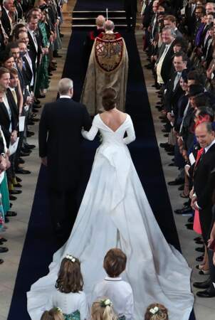 Princess Eugénie se marie dans une robe au décolleté plongeant et à la longue traîne