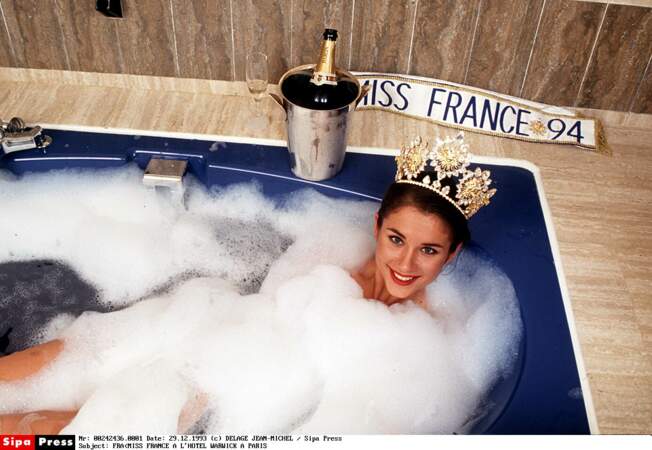 Bain de mousse et couronne de Miss France 1994 pour Valérie Claisse, originaire de la Loire, dès décembre 1993.