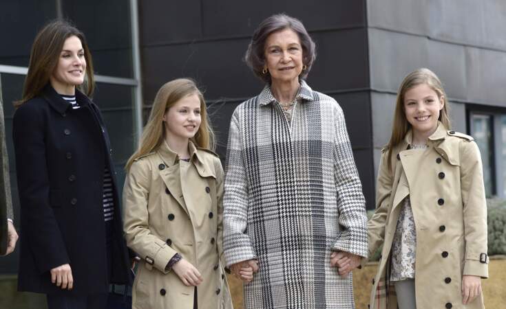 La reine Letizia et la reine Sofia entourées des princesses Sofia et Leonor au cheveu du roi Juan Carlos.