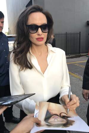 Angelina Jolie, amaigrie, signe des autographes devant la Academy of Motion Arts à Los Angeles