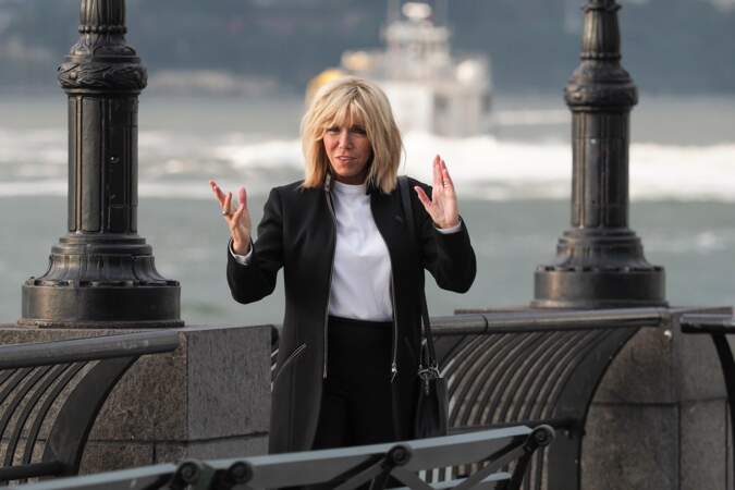 Brigitte Macron, très classe dans une tenue noir et blanc