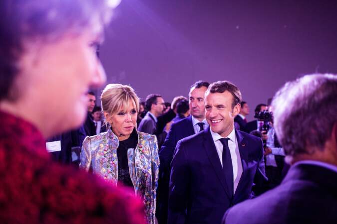 Brigitte Macron avec son manteau Louis Vuitton et son fameux chignon "officiel" 