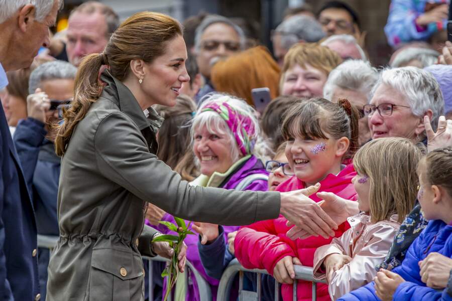 Kate Middleton, fan du blush rosé, adopte aussi l'enlumineur doré et le fard mordoré sur les paupières le 11 juin
