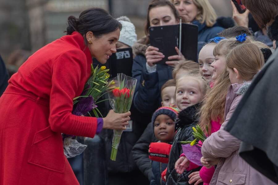 Meghan Markle reçoit un bouquet lors d'une visite à Birkenhead le 14 janvier 2019