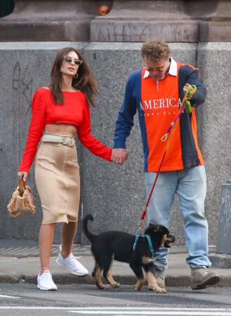 Emily Ratajkowski et son mari Sebastian Bear-McClard dans les rues de New York avec leur chien
