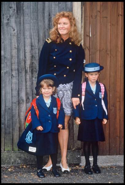 Sarah Ferguson avec ses filles Eugenie et Beatrice devant la Upton House School à Windsor, en 1994