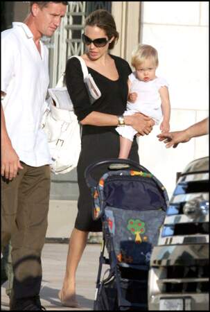 Shiloh Jolie-Pitt, ici avec sa mère Angelina Jolie, est née le 27 mai 2006 en Namibie