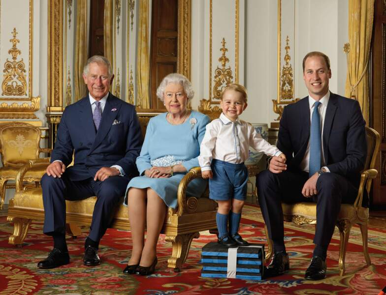 Le prince Charles, William et George d'Angleterre au palais de Buckingham à l'occasion des 90 ans d'Elisabeth II