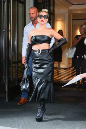 Lady Gaga portait une paire de bottes à talons aiguilles lacées, qui allongeait sa silhouette