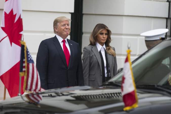 En costume, Melania Trump endosse le pouvoir comme son mari