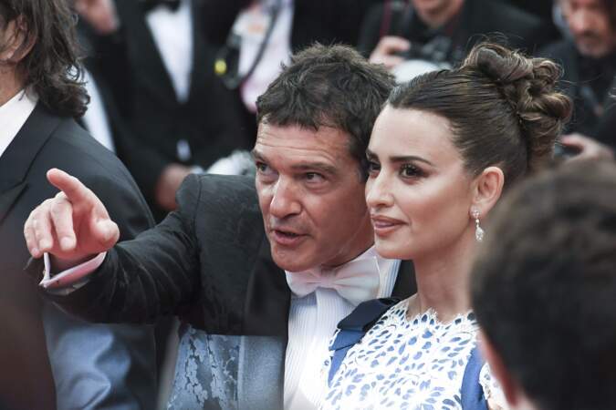 Penélope Cruz et Antonio Banderas très complices lors de la montée des marches au Festival de Cannes 2019.
