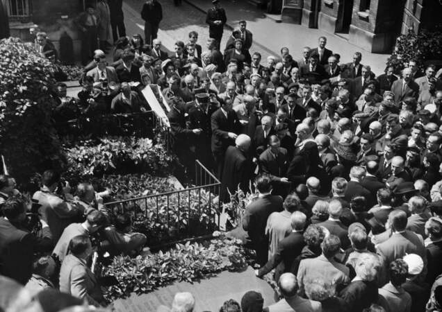 Les obsèques de Sacha Guitry au cimetière de Montmartre le 27 juillet 1957