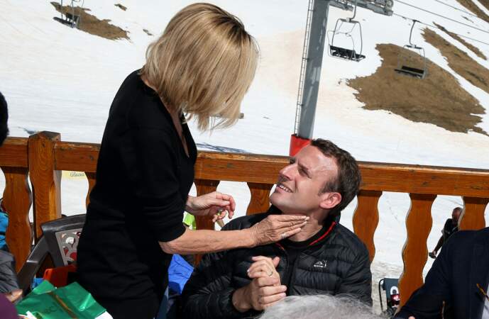 Moment de tendresse pour Emmanuel Macron et Brigitte