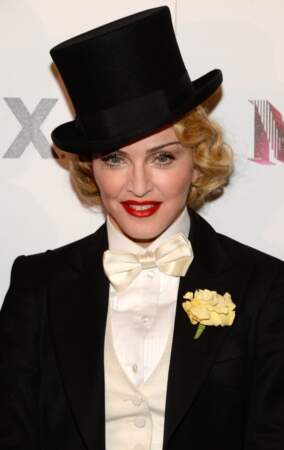 Chapeau haut de forme et sourcils ultra fins, Madonna adopte le look Marlene Dietrich à New York en 2013