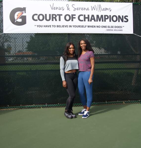 Serena et Venus Williams lors de l'événement "Court of Champions" à Compton en Californie, en 2016