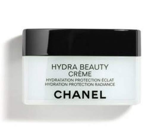 Barbara Palvin prends soin de sa peau avec la Crème Hydra Beauty de Chanel