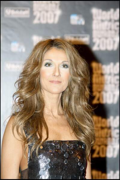 En 2007, elle mise sur un brushing volumineux effet cascade, pour un look très diva aux World Music Awards 2007
