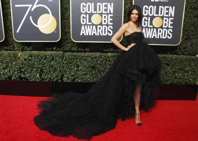 Kendall Jenner magnifique dans sa robe noire Giambattista Valli