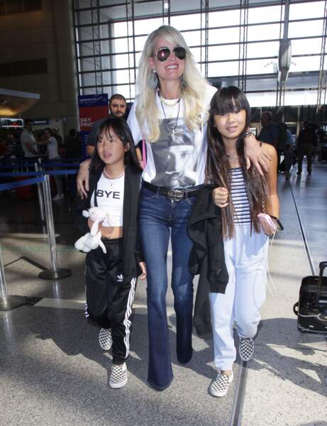 Laeticia Hallyday quitte Los Angeles pour Paris avec ses deux filles Jade et Joy