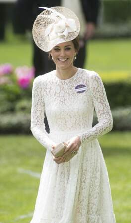 La robe dentelle blanche, en version longue et coupe midi évasée portée par Kate Middleton au Royal Ascot 2016