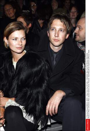 Kate Moss se met en couple avec Jefferson Hack, le rédacteur en chef de Dazed and Confused, en 2001