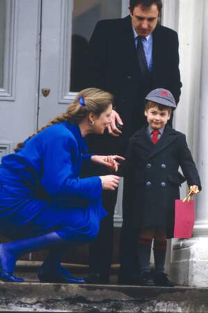 Le prince William souriant en uniforme pour sa rentrée à l'école en 1987