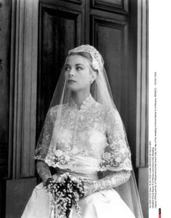 Grace Kelly divine dans sa robe en dentelles de Bruxelles rebrodée de perles de culture