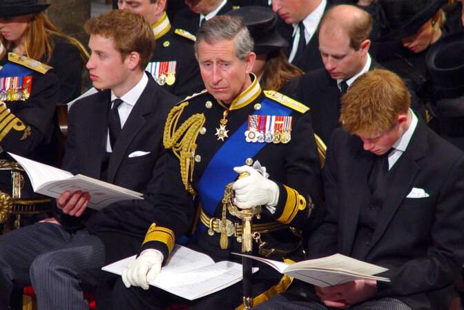 Le prince Charles ne peut cacher sa peine lors des obsèques de la Reine Mère le 9 avril 2002 à Windsor