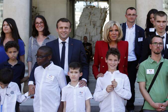  Emmanuel Macron et sa femme Brigitte accueillent les enfants sur le perron. 