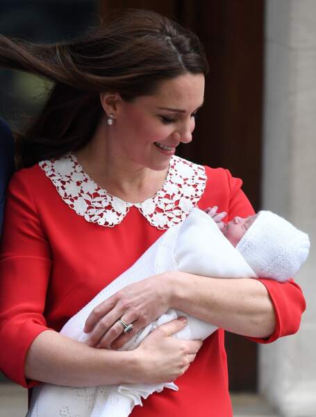 Pour la naissance de son troisième enfant, Kate avait choisi une robe rouge