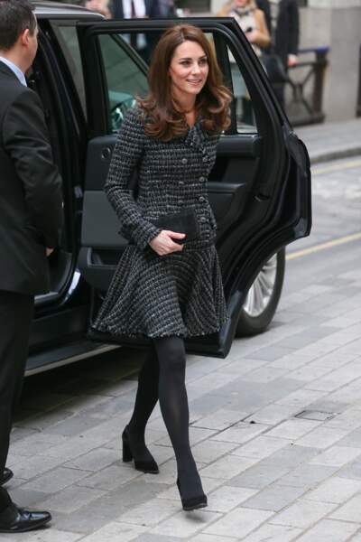 Kate Middleton souriante et chic dans un ensemble en tweed.