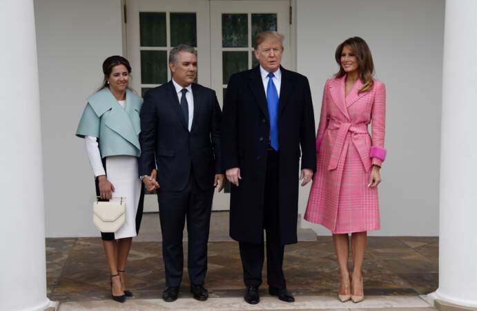 Souriante et bronzée, Melania Trump a fait le choix d'un total look rose