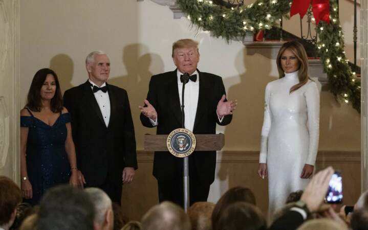 Melania Trump impériale en robe moulante et scintillante pour le bal du congrès