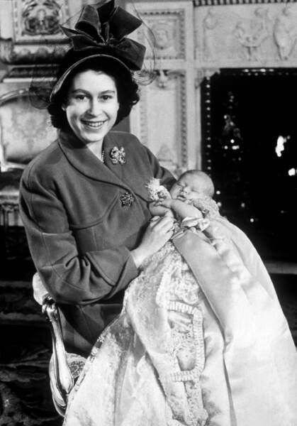 Elizabeth et le prince Charles lors de son baptême le 15 décembre 1948
