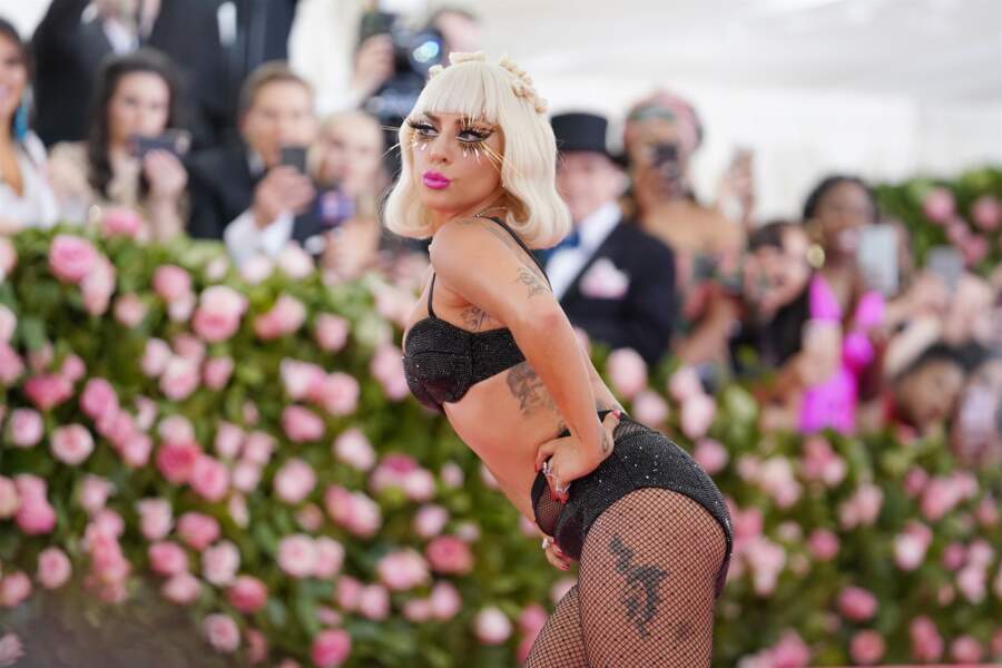 Lady Gaga incroyable en lingerie sur le tapis rouge du Met Gala