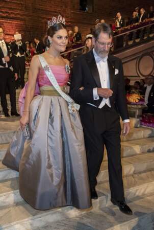 La princesse Victoria, qui a ensuite participé au traditionnel banquet, est habituée à "recycler" ses tenues