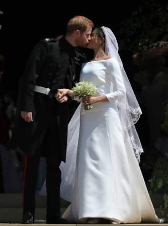 Le Prince Harry et Meghan Markle s'offrent leur premier baiser de couple marié