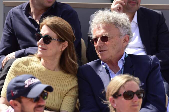 Nelson Monfort et sa femme Dominique dans les tribunes des internationaux de tennis de Roland Garros à Paris, Franc