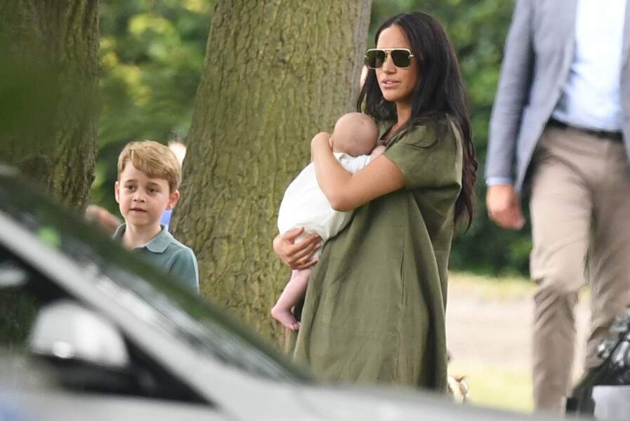 Meghan Markle avec son fils Archie dans les bras non loin du prince George, le petit cousin d'Archie