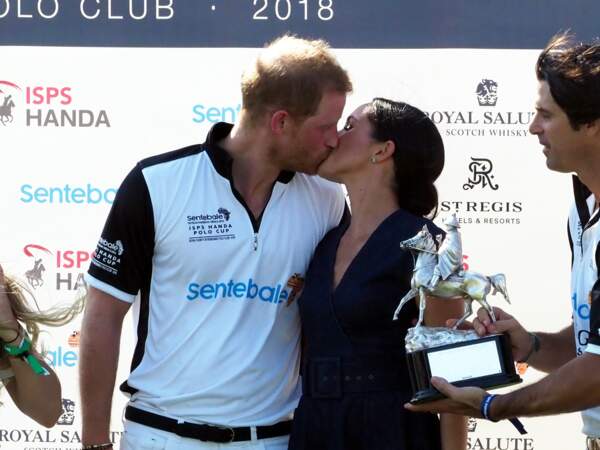 Meghan embrasse Harry après la victoire de son équipe à la coupe de polo, le 26 juillet 2018.