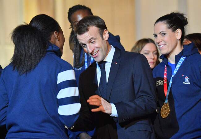 Emmanuel et Brigitte Macron, recevant la victorieuse équipe de handball féminin, à l'Elysée, le 17 décembre 2018