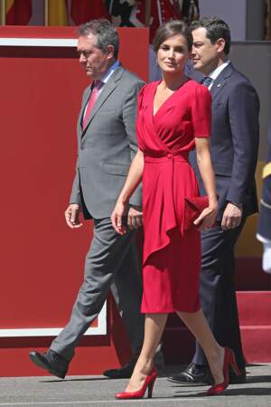 Letizia dEspagne très sexy en robe portefeuille rouge