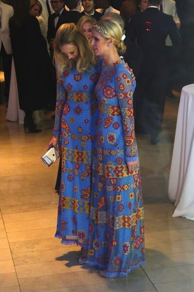 Nicky Hilton et Dee Ocleppo acceptent d'immortaliser ce fashion faux-pas