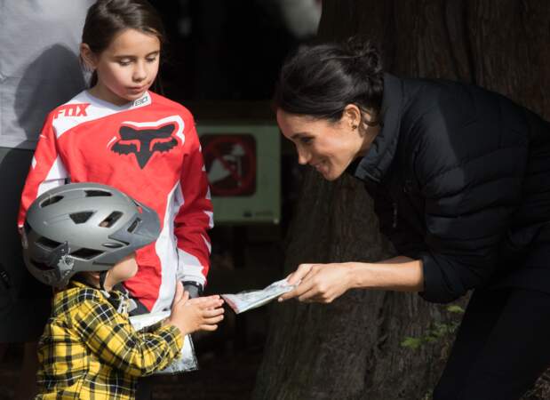 Meghan Markle avec un petit garçon lors d'une visite du Redwoods Tree Walk à Rotorua, le 31 octobre 2018