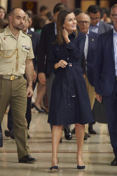 Letizia d'Espagne, en robe en denim Hugo Boss, à Oviedo en Espagne, le 26 juillet 2018
