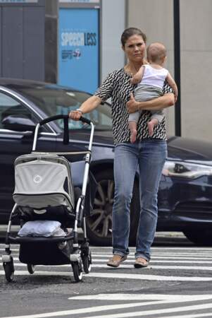 Victoria De Suede avec son bébé le Prince Oscar dans les rues de New-York 