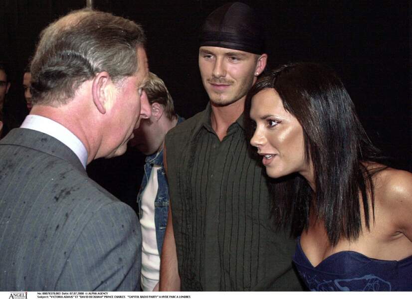 Victoria et David Beckham saluent le Prince Charles lors d'un concert à Hyde Park le 7 juillet 2000